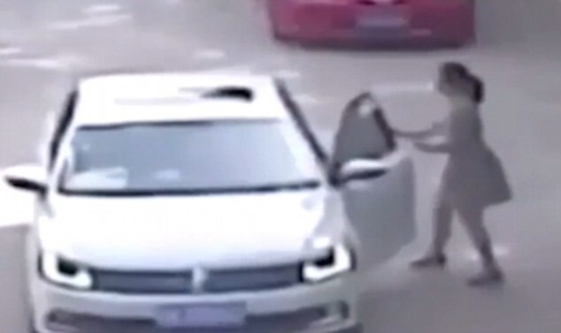 Девушка вышла из автомобиля и подошла к стороне водителя, чтобы продолжить спор.