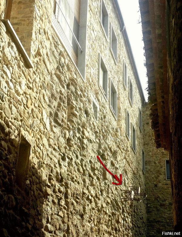 К стенам домов в Каталонии с внешней стороны прибиты стулья