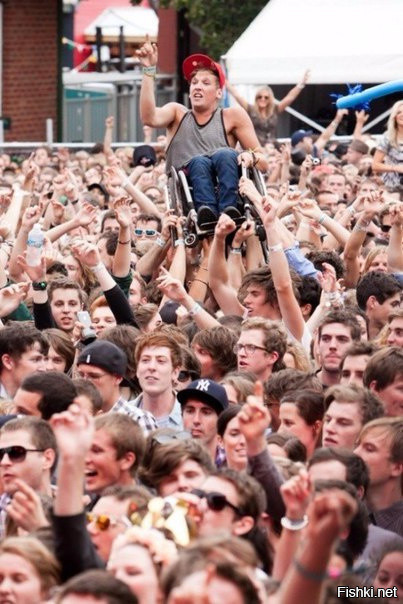 Толпа помогла парню в коляске насладиться концертом в Мельбурне