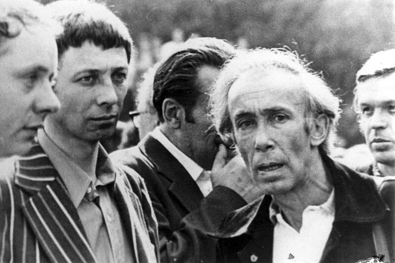 Олег Даль, Валентин Никулин на прощании с Владимиром Высоцким. Ваганьково, 28 июля 1980 года. 