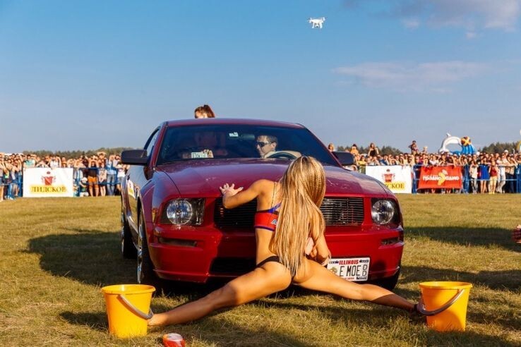 Белорусские девушки соревновались, кто эротичнее вымоет машину