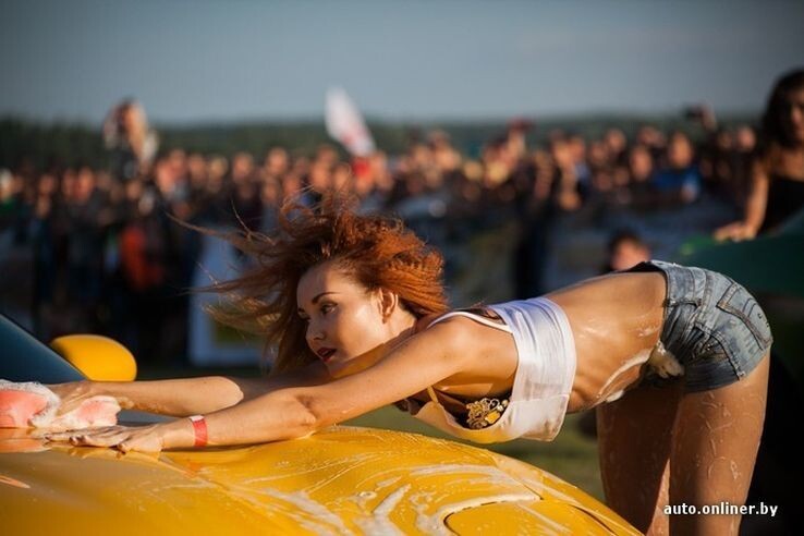 Белорусские девушки соревновались, кто эротичнее вымоет машину