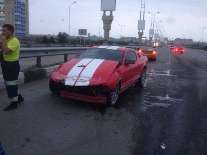 Ford Mustang разбился на метромосту в Омске