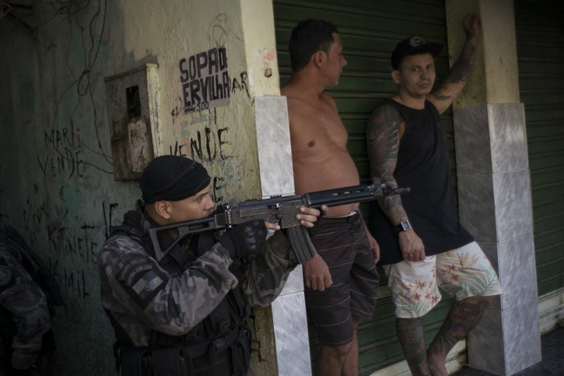 Битва за контроль над трущобами в Рио