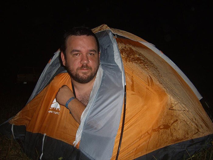2. Нечаянно купил детскую двухместную палатку вместо взрослой. И уже два года спит в ней на фестивалях.