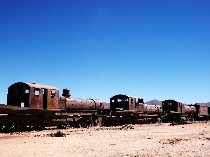 Старый заброшенный поезд в Боливии 