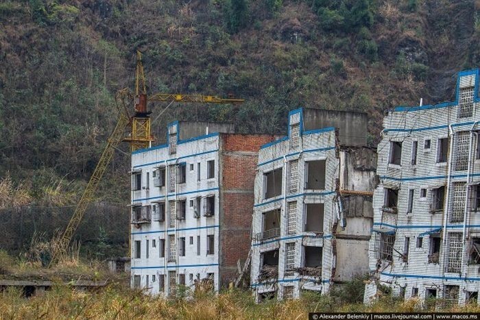 Дом разломился натрое, строительный кран сломало, как тростинку. 