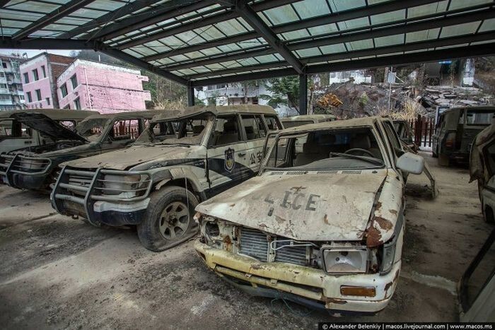 Повреждённые машины собрали вместе и тоже выставляют напоказ. 