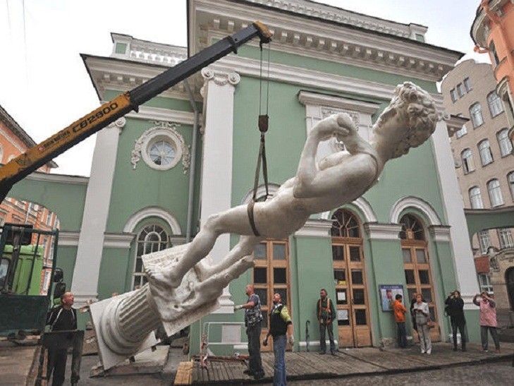 Велено прикрыться: Давида Микеланджело в Питере признали слишком непристойным