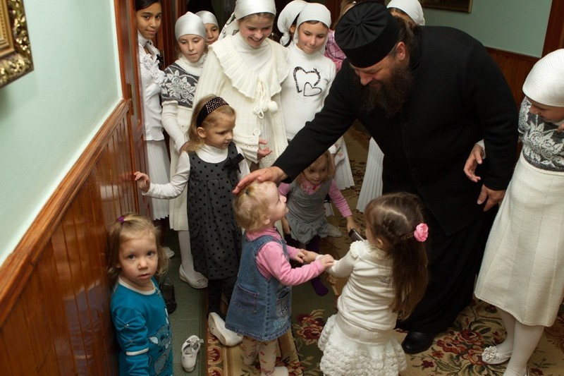 Украинский священник усыновил 400 детей, а они спасли его от смерти