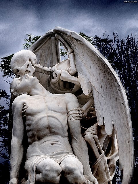 Скульптура «Поцелуй смерти» 