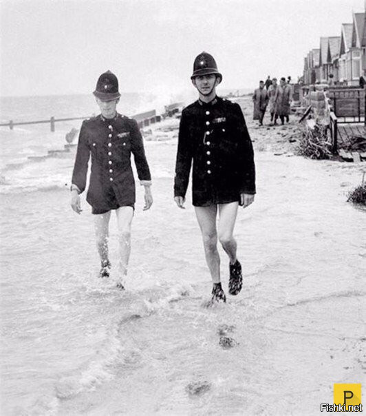 Британские "бобби" патрулируют пляж