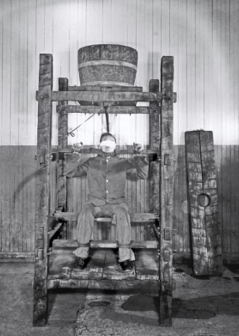 Пытку активно применяли на протяжении нескольких веков. Она даже дошла до американских тюрем. 