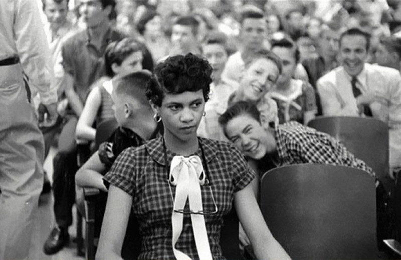 Первая темнокожая девочка, Дороти Каунтс, в школе в 1957 году