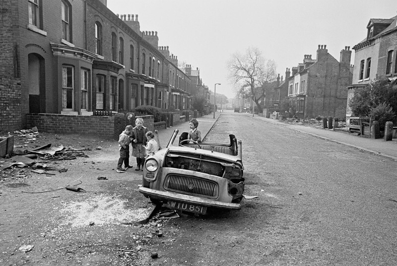 Манчестер, 1970. Дети играют в разрушенном автомобиле на улице.