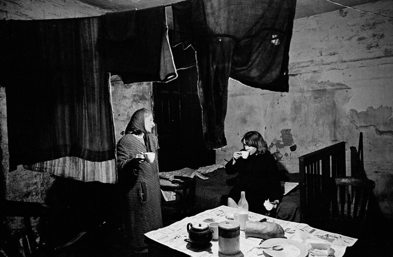 Ливерпуль, 1969. Мать и дочь в своей квартире, расположенной в подвале.