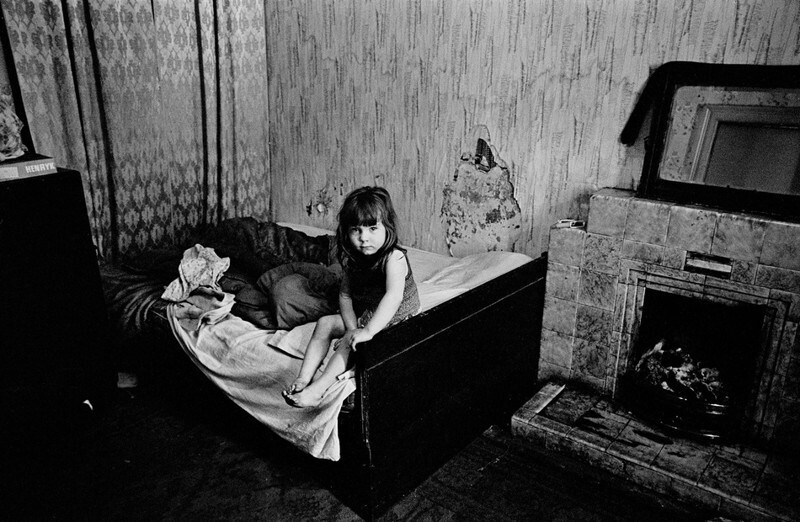 Глазго, 1970. Ребенок в сырой квартире полузаброшенного многоквартирного дома