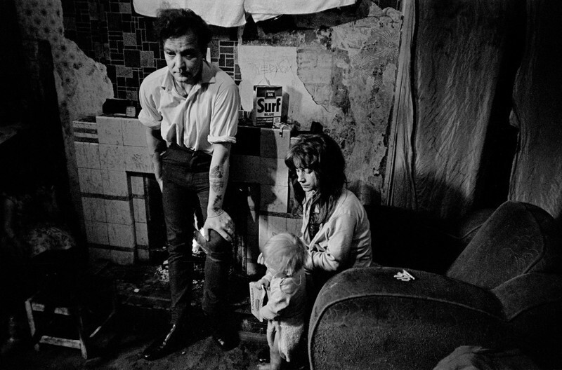 Ньюкасл, 1971. Семья в трущобах, где она живет.