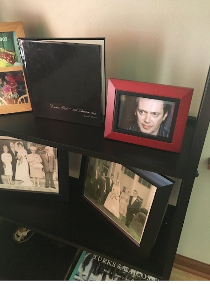 Парень заменил семейные фото в доме на фотографии Стива Бушеми, и этого даже никто не заметил