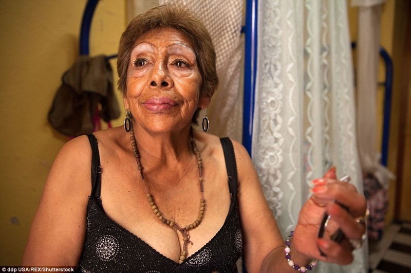 Лучита — одна из бывших работниц сексуального фронта, живущая в «Каса Сочикецаль», приюте с питанием и медицинским обслуживанием.
