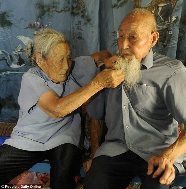 Китайские старожилы сделали первые свадебные фото после 80 лет брака