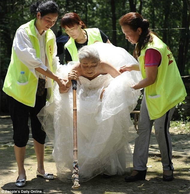 Китайские старожилы сделали первые свадебные фото после 80 лет брака