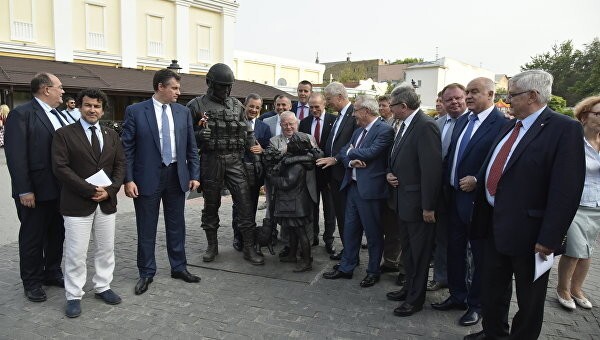 Французский депутат расцеловал памятник Вежливым людям в Симферополе Геополитика