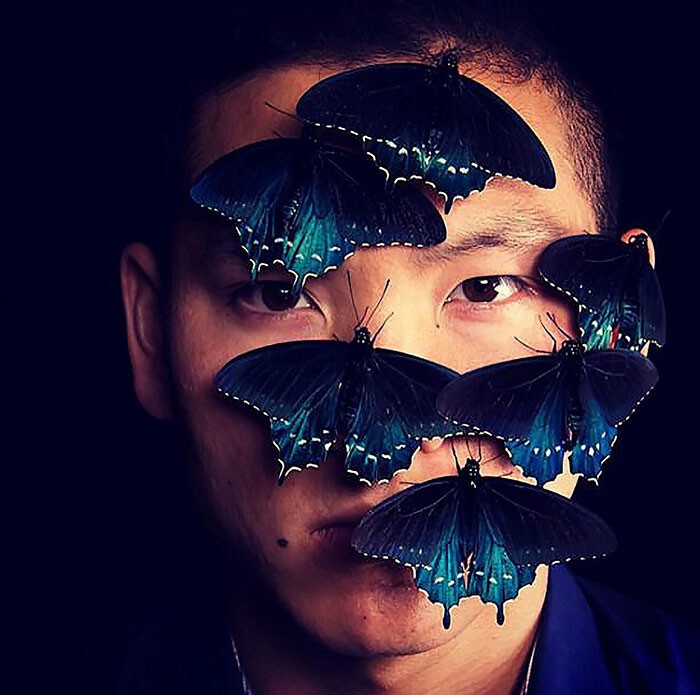 Биолог разводит бабочек у себя в саду