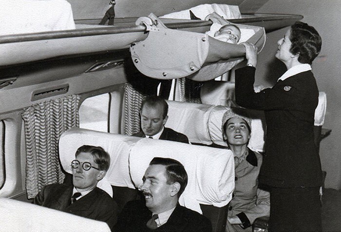 9. Всего несколько десятилетий назад дети именно так летали на самолётах. 1950-е годы.