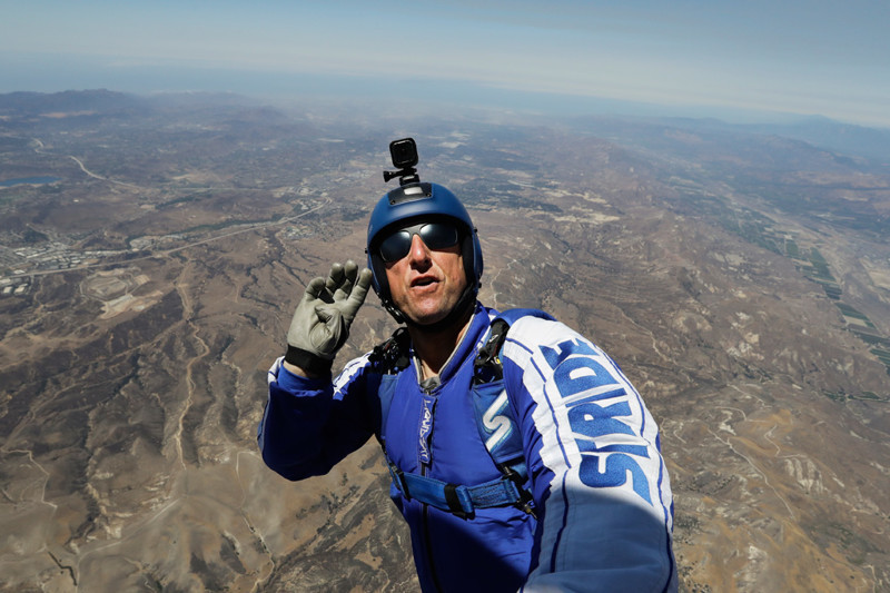 Американский скайдайвер Люк Эйкинс совершил прыжок без парашюта