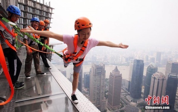Шанхайский небоскрёб открыл для посетителей обзорную площадку без заграждений и поручней