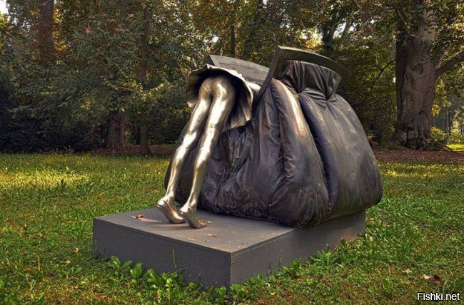 Памятник женской сумочке, Италия