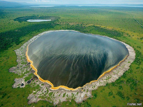 Бездонное озеро  , в кратере потухшего вулкана