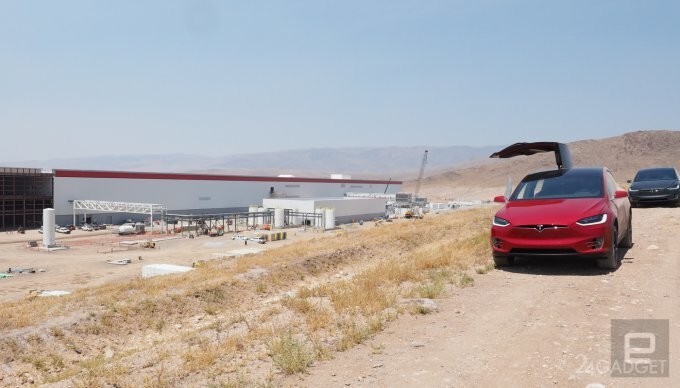 Элон Маск показал новую Tesla Gigafactory и Model 3 (43 фото)