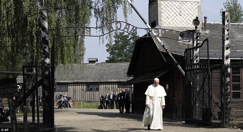 Папа римский посетил Освенцим и помолился за жертв лагеря смерти