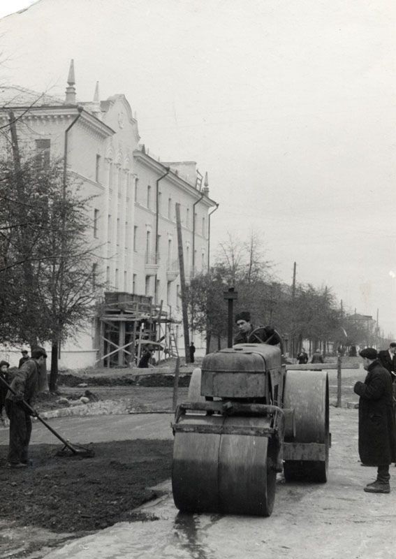 Асфальтирование улицы Московской у здания кинотеатра «Прогресс»