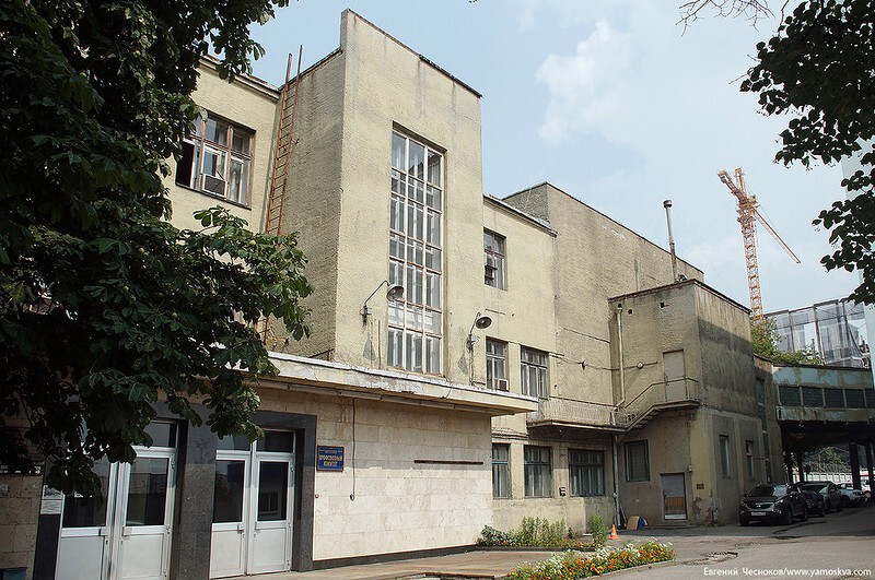 Административные здания отдела руководящих и инженерных кадров, прежде в них находились партийный и профсоюзный комитеты завода.