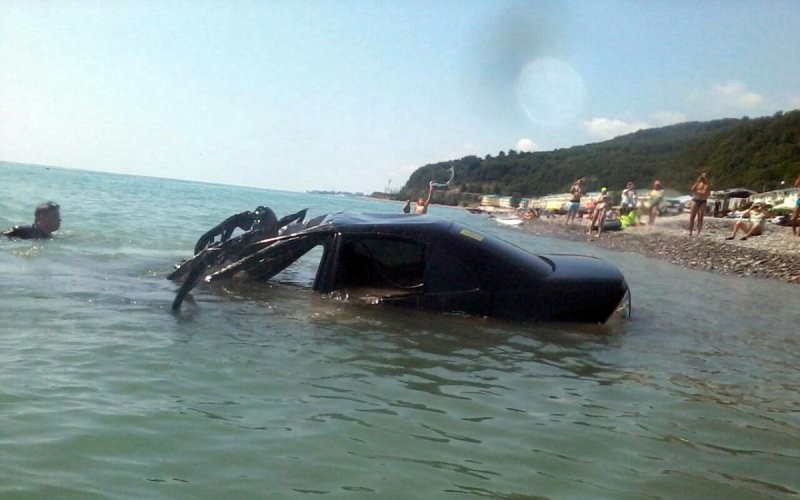 Со дна Черного моря подняли разбитую машину
