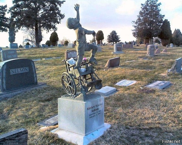 Отец поставил памятник своему сыну-инвалиду на кладбище в Солт-Лейк-Сити, изо...