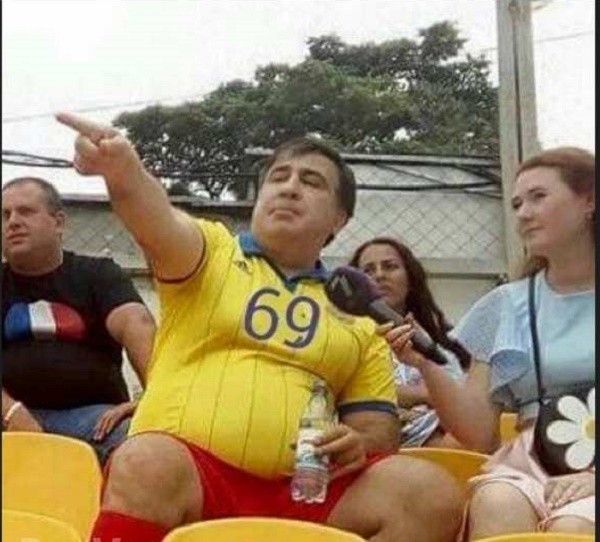 Спортивный модник Саакашвили сыграл в футбол с журналистами