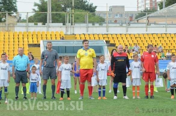 Спортивный модник Саакашвили сыграл в футбол с журналистами