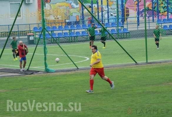 Спортивный модник Саакашвили сыграл в футбол с журналистами