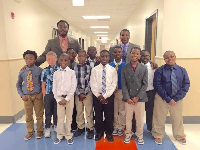 Учитель начальной школы организовал «Джентльменский клуб» для мальчиков из неполных семей  