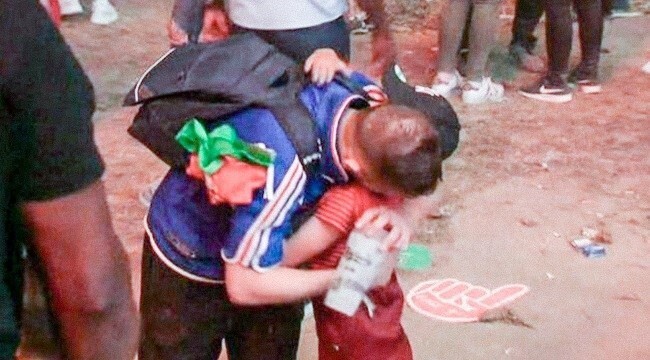 Португальский мальчик утешил плачущего болельщика Франции