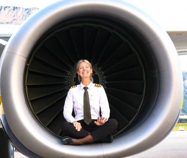 Мария регулярно публикует снимки себя, сидящей внутри двигателя самолета