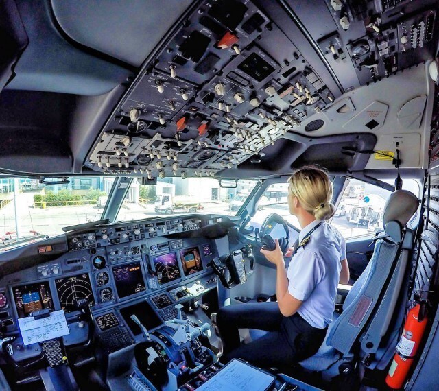 Мария Петтерссон — гламурная девушка-пилот Boeing 737 