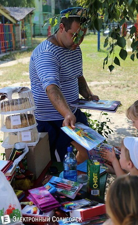 В Солигорске на день ВДВ Десантники посетили детский приют