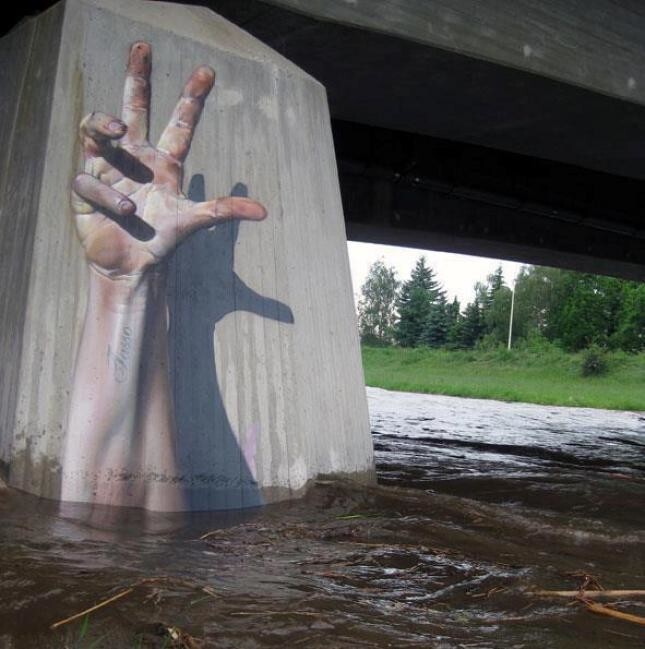 Огромная рука на опоре моста, как последний «крик» утопающего великана