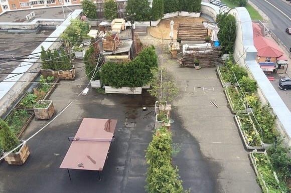 Житель Красногорска устроил курорт на крыше многоэтажки 