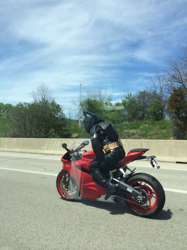 Бэтмен на красном мотоцикле 